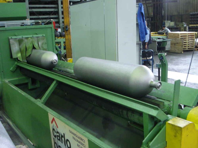Granigliatrici-shot-blasting-machine-Carlo-Banfi-per-bombole-ISBR-4